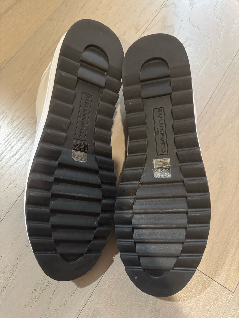 Karl Lagerfeld White Leather Sneakers with Black Laces - Picture 4 of 4
